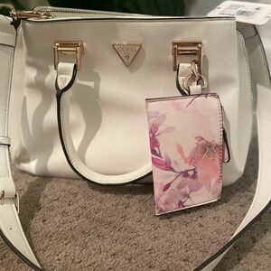 Guess White Shoulder Bag with Structured Shape and Gold-Toned Hardware